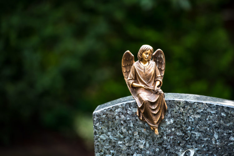Grabschmuck - Engel auf Grabstein