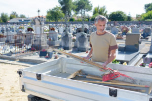 Montage Grabstein auf dem Friedhof