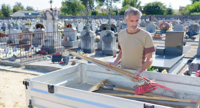 Montage Grabstein auf dem Friedhof